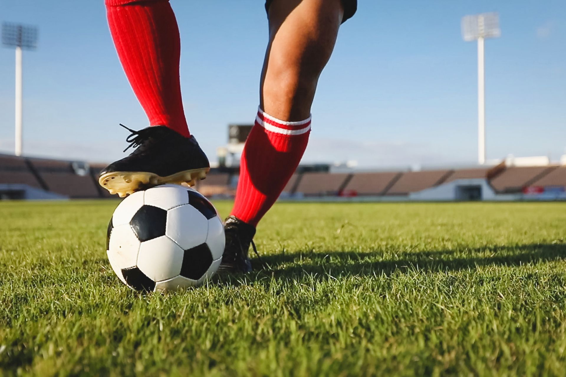 Fotbollsspelare redo att träna på en gräsplan – fysisk aktivitet vid astma.